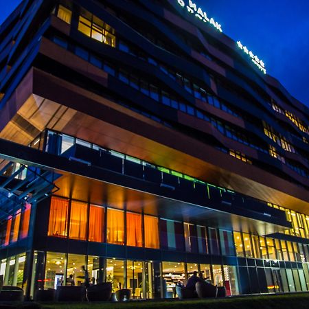 Malak Regency Hotel Ilidza Exterior photo The hotel at night
