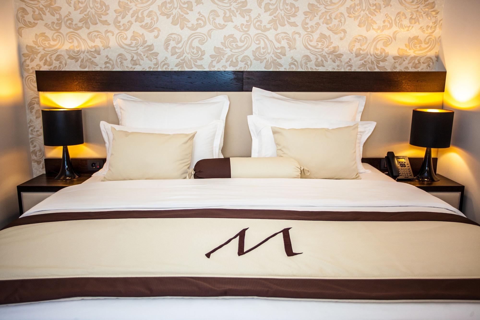 Malak Regency Hotel Ilidza Exterior photo A bed with a bed runner