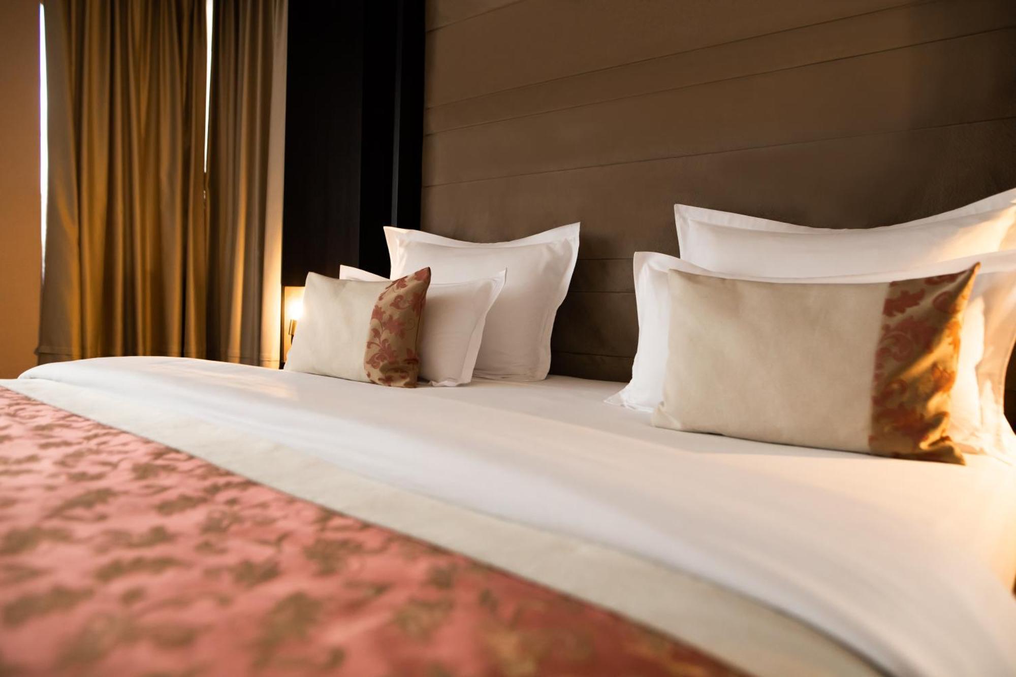 Malak Regency Hotel Ilidza Exterior photo A bed with pillows
